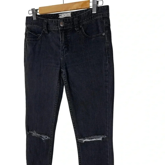 Free People Raw Fray Hem Skinny Ankle Distressed Knee Black Jeans Size 27 - Picture 4 of 11